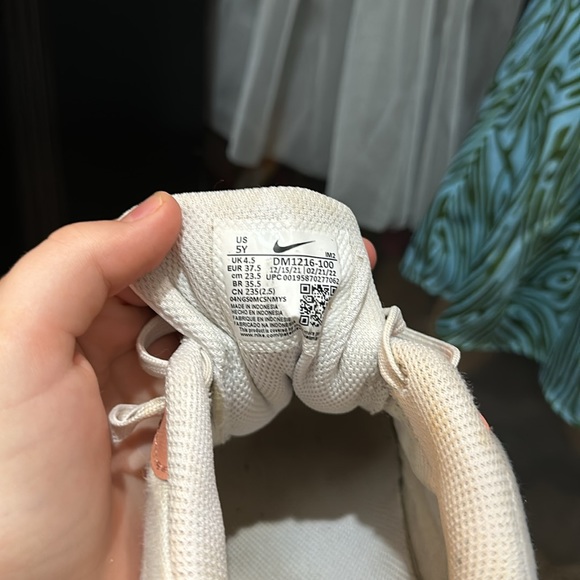 Pink and white Nike’s size 5y - Picture 3 of 3